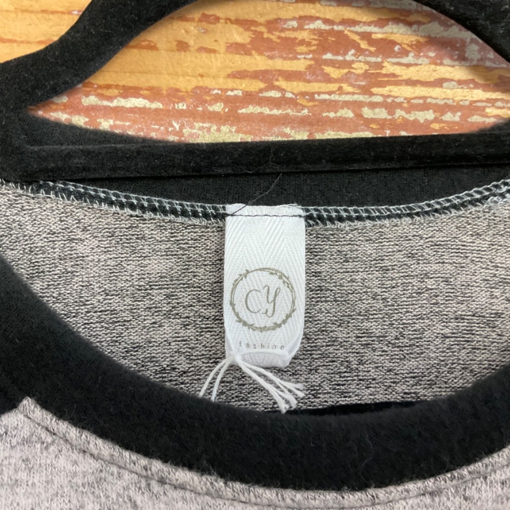 Black & Gray Raglan Top - Picture 4 of 5